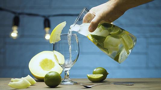 将西瓜柠檬汁倒入玻璃杯中视频的预览图