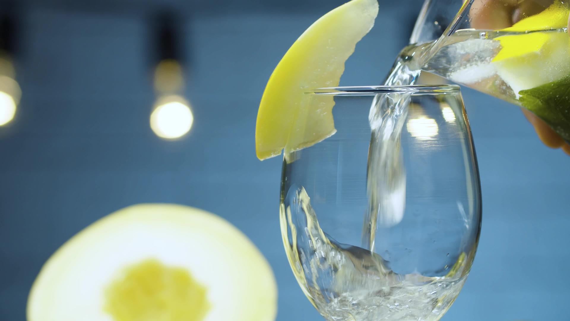 将柠檬汁倒入玻璃杯中视频的预览图