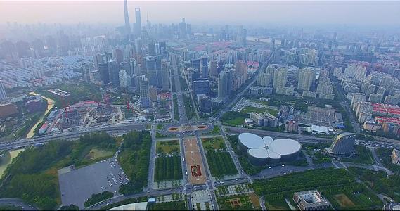 上海世纪大道陆家嘴航拍视频的预览图