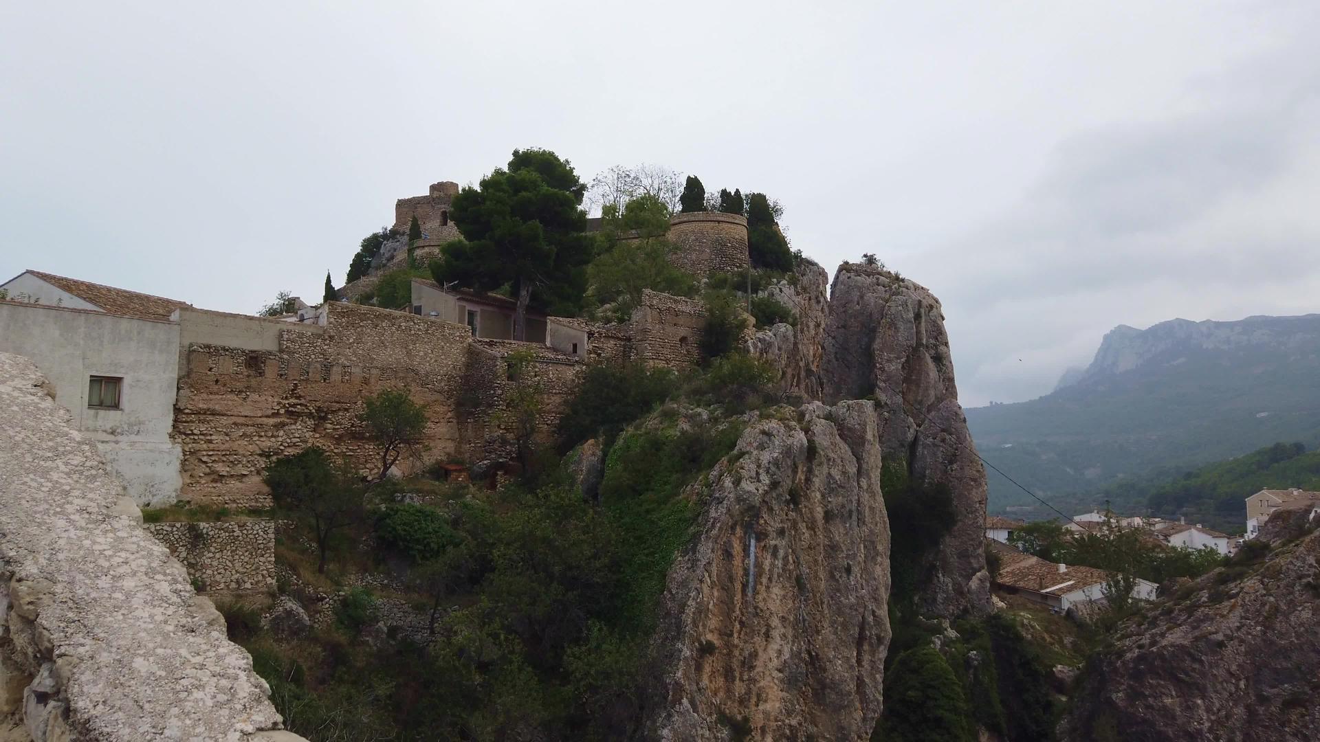 山顶上的中世纪城堡视频的预览图