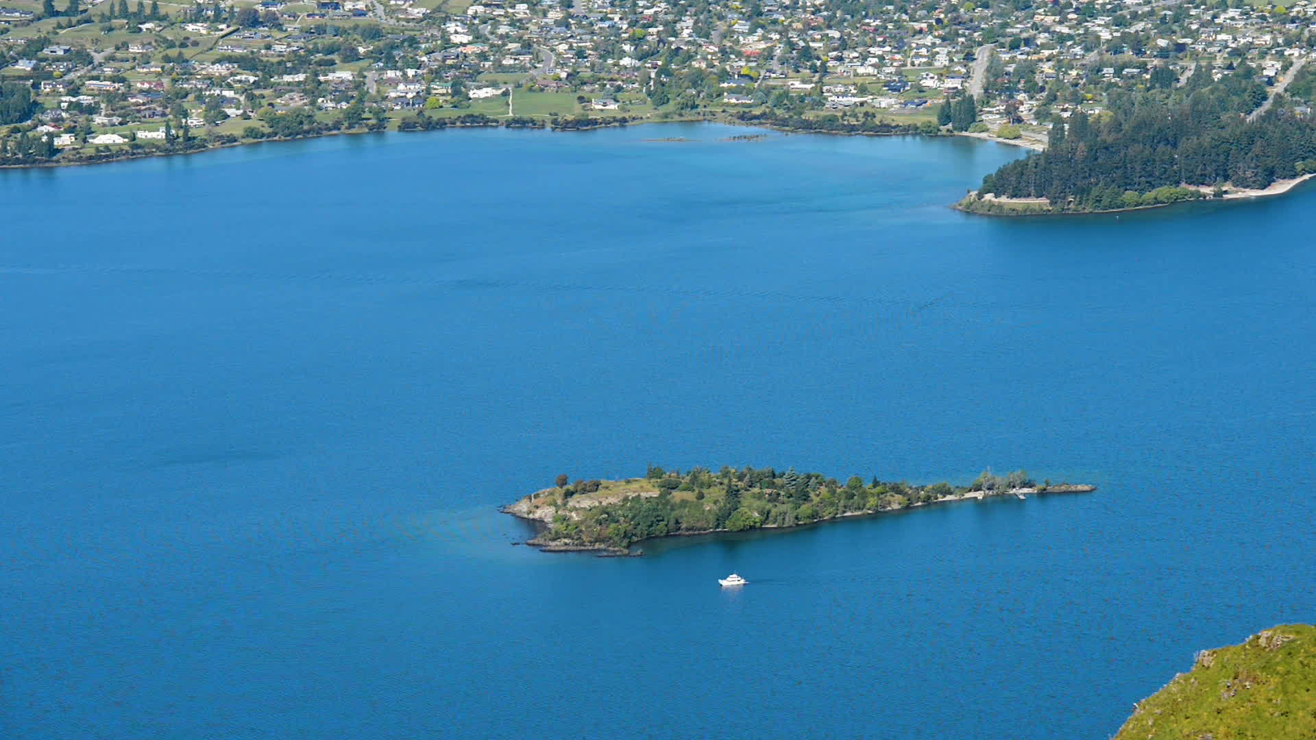 瓦那卡湖豪华游艇的风景视频的预览图