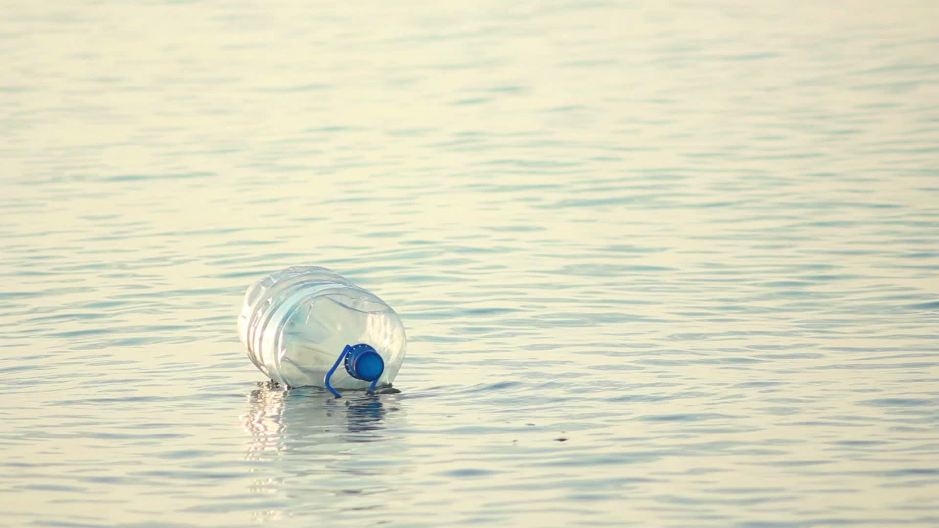 瓶装在水中视频的预览图