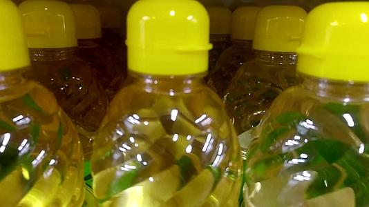精制向日葵或塑料瓶中的玉米油视频的预览图