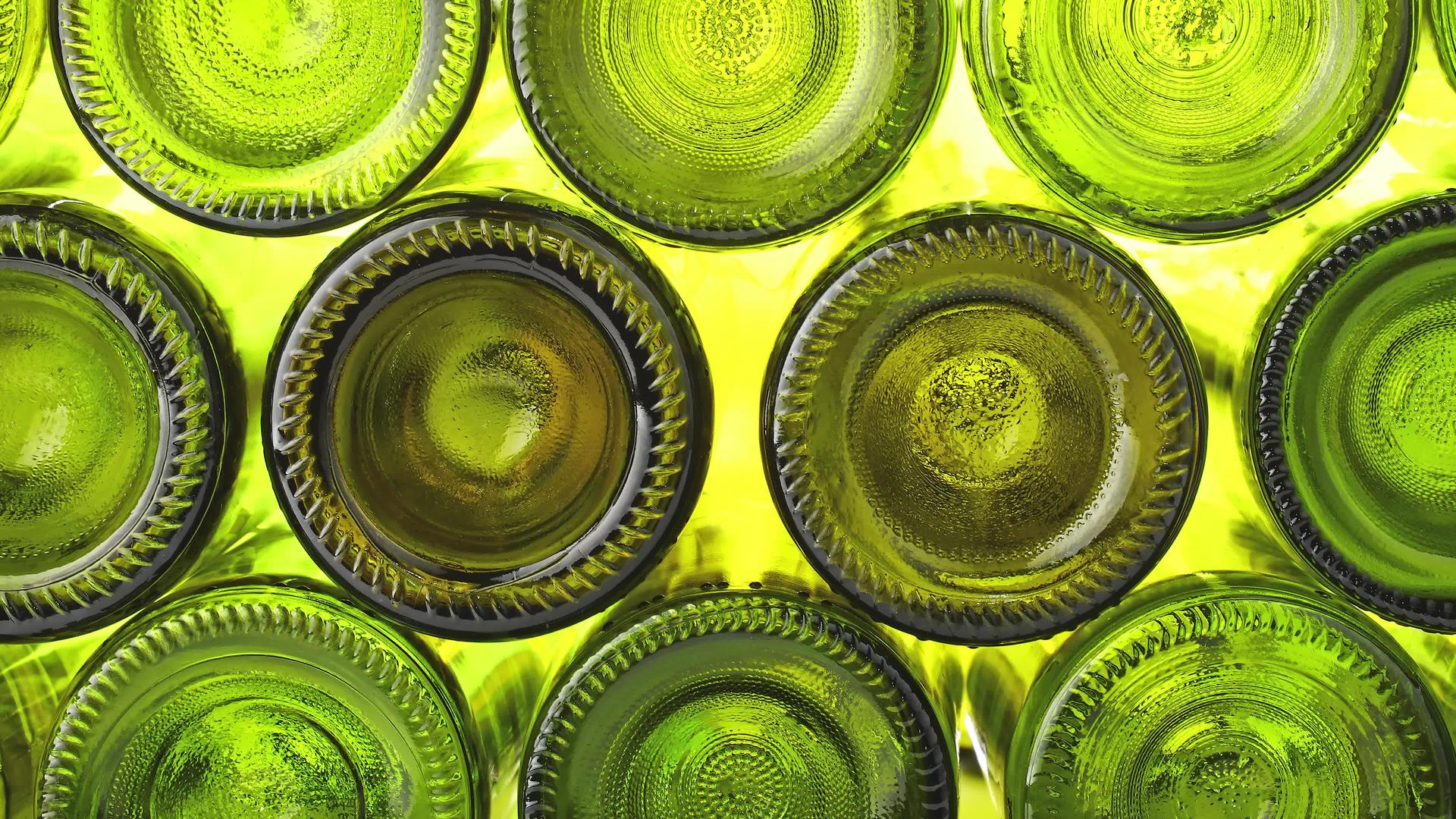 空绿色玻璃瓶底视频的预览图
