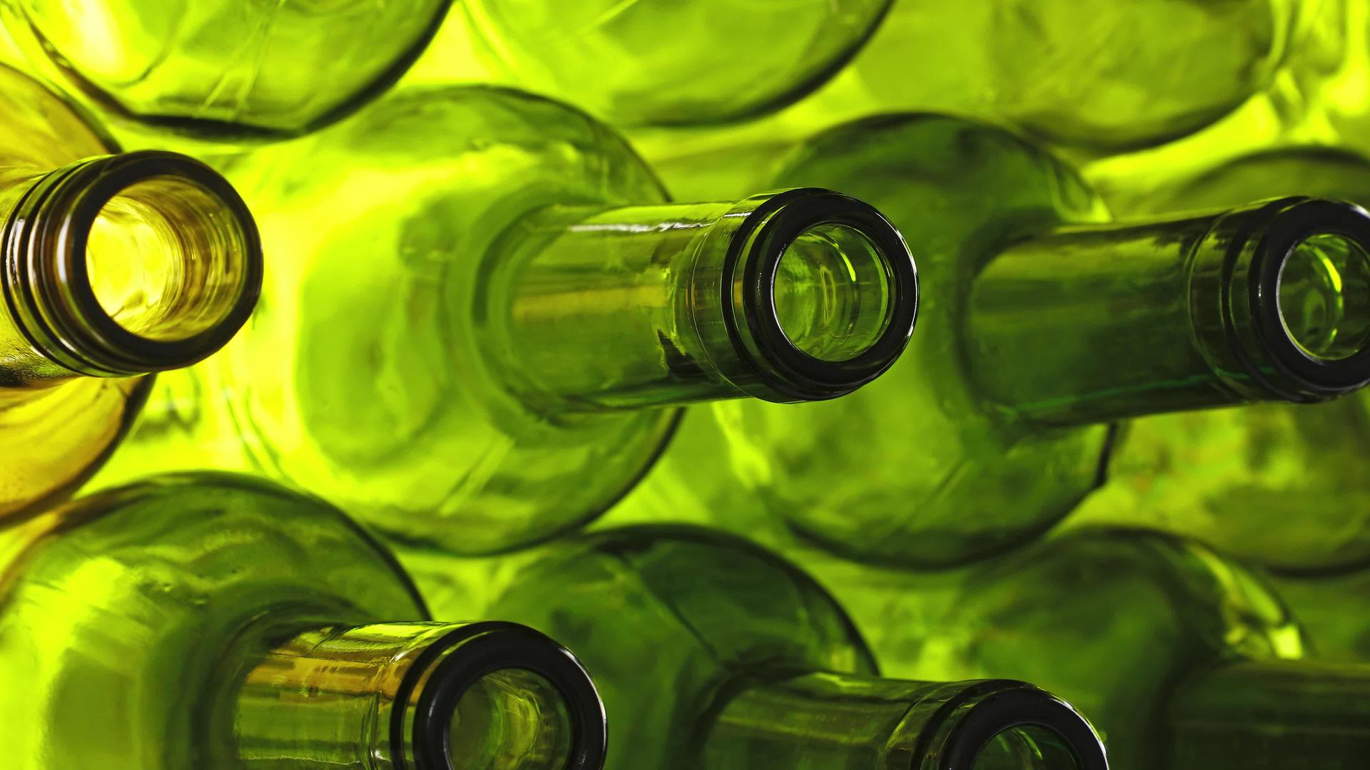 空绿色玻璃酒瓶视频的预览图
