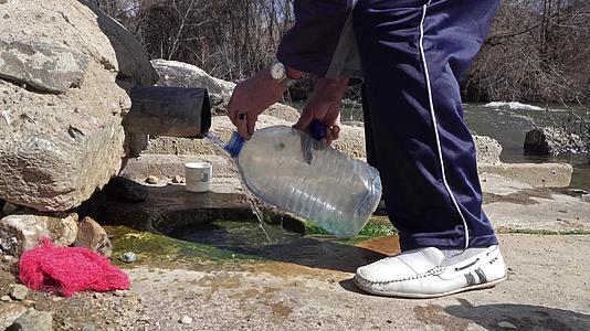 5升塑料水瓶用于收集天然泉水和5升塑料水瓶视频的预览图