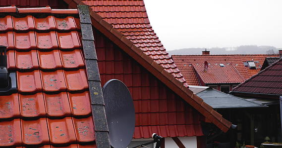 时空陶瓷屋顶上的雨水视频的预览图