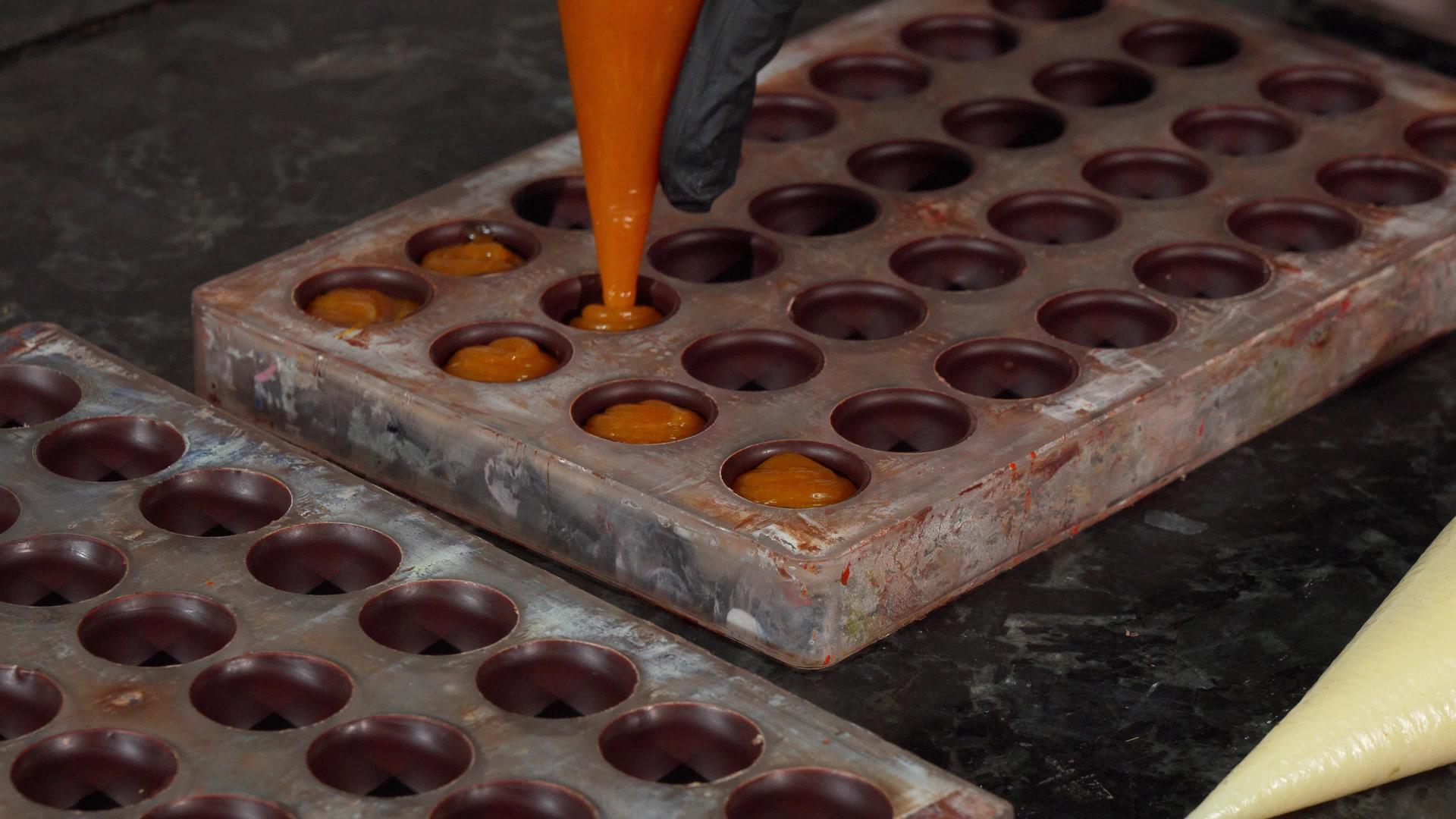 巧克力奶油制作手工奶油和巧克力糖视频的预览图