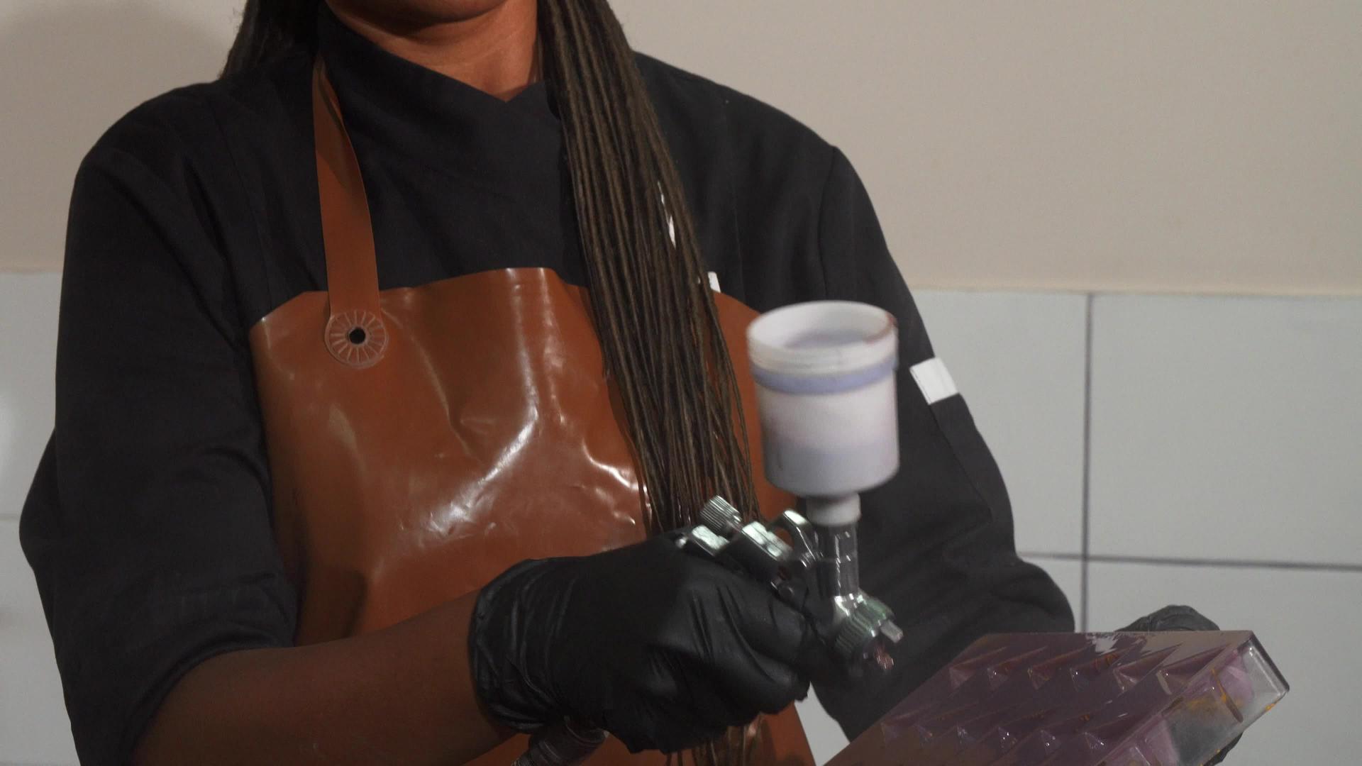女厨师使用装饰巧克力模具的气刷视频的预览图