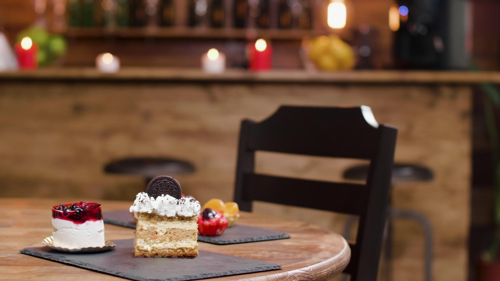 桌上的甜点和蛋糕视频的预览图