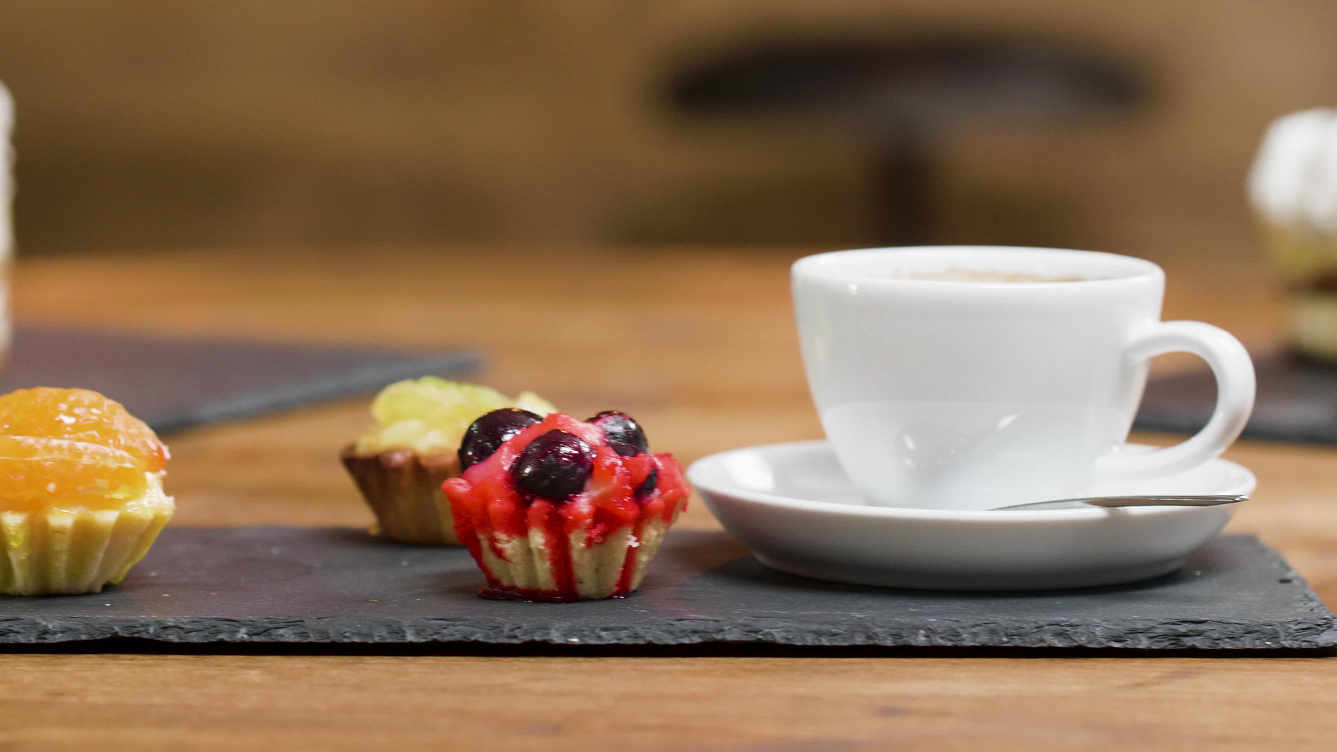 甜水果馅饼和咖啡靠近圆珠杯视频的预览图