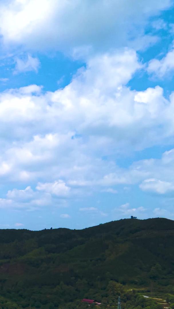 航拍丘陵大山蓝天白云移动延迟摄影视频的预览图