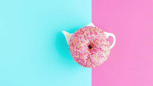 粉红色和蓝色背景的冰淇淋甜甜圈视频的预览图