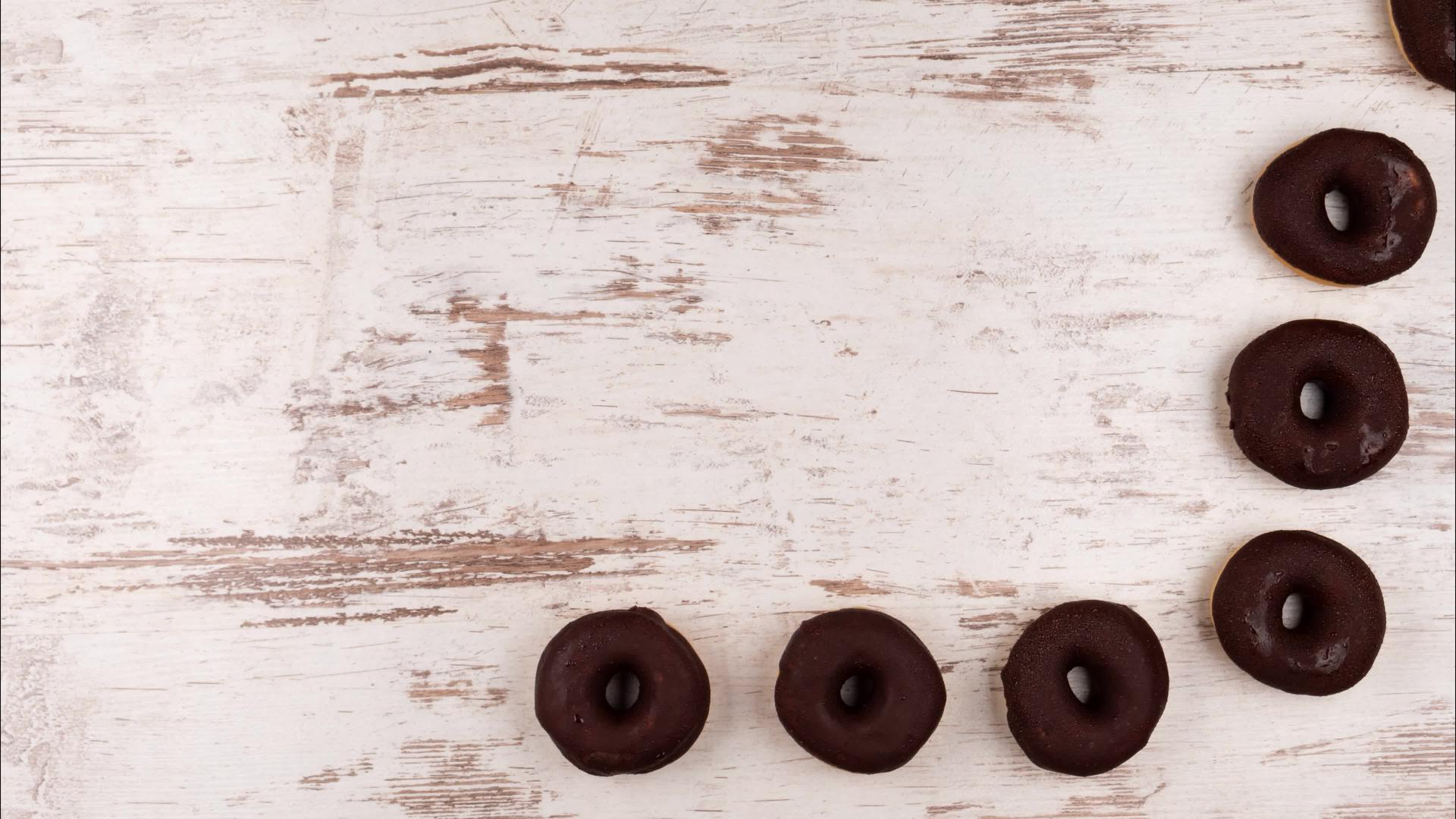 停止甜甜圈的动作通过桌子变成微笑视频的预览图