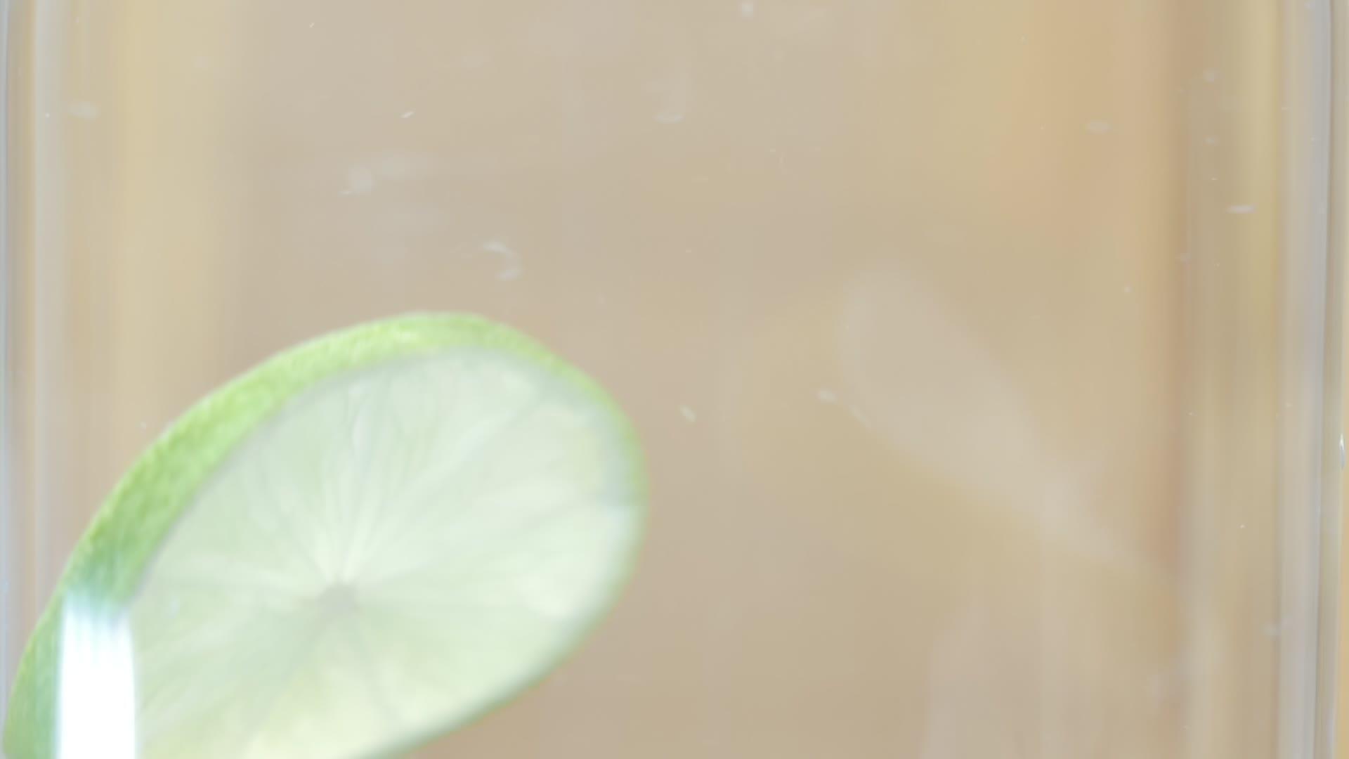 酒精鸡尾酒在杜松子酒中喷洒绿柠檬和石灰伏特加鸡尾酒视频的预览图