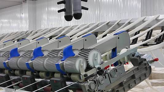 一家纺织厂的生产线视频的预览图