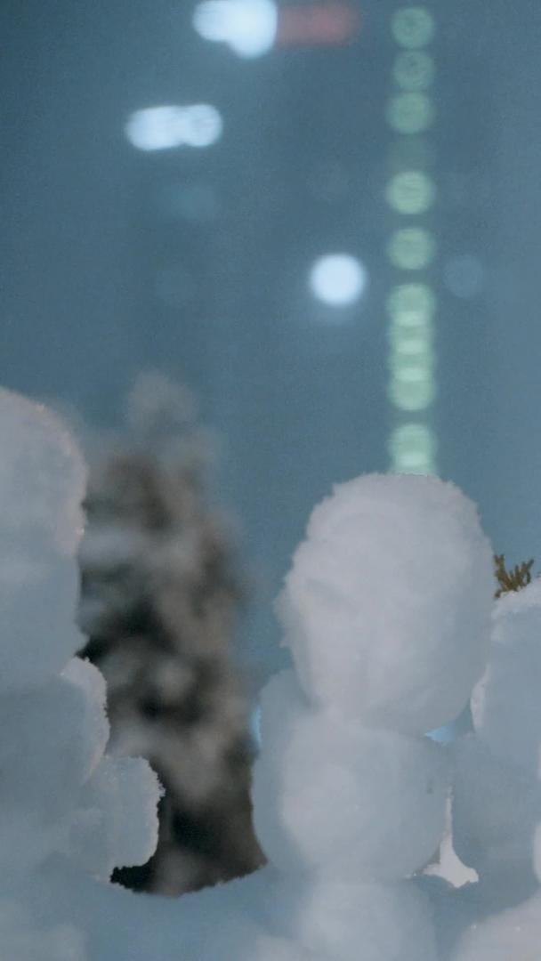 雪花落在夜晚落在雪人上视频的预览图