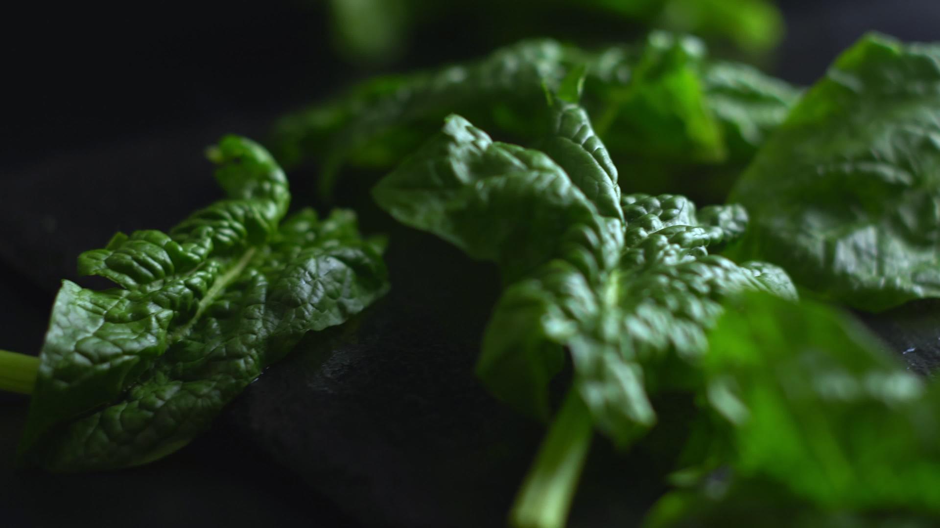 健康素食和健康食品的概念将新鲜采摘的绿色菠菜叶子粘在板上视频的预览图