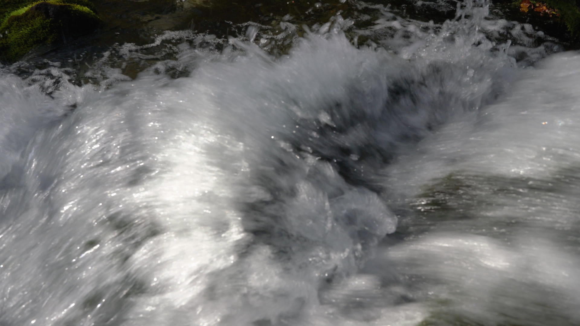 含水晶的坚硬山溪干净明亮喷洒水滴视频的预览图