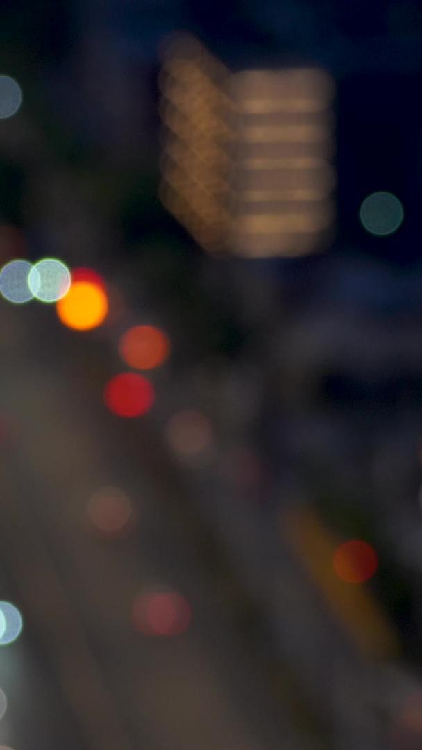 夜晚城市街头车流虚焦光斑视频素材视频的预览图
