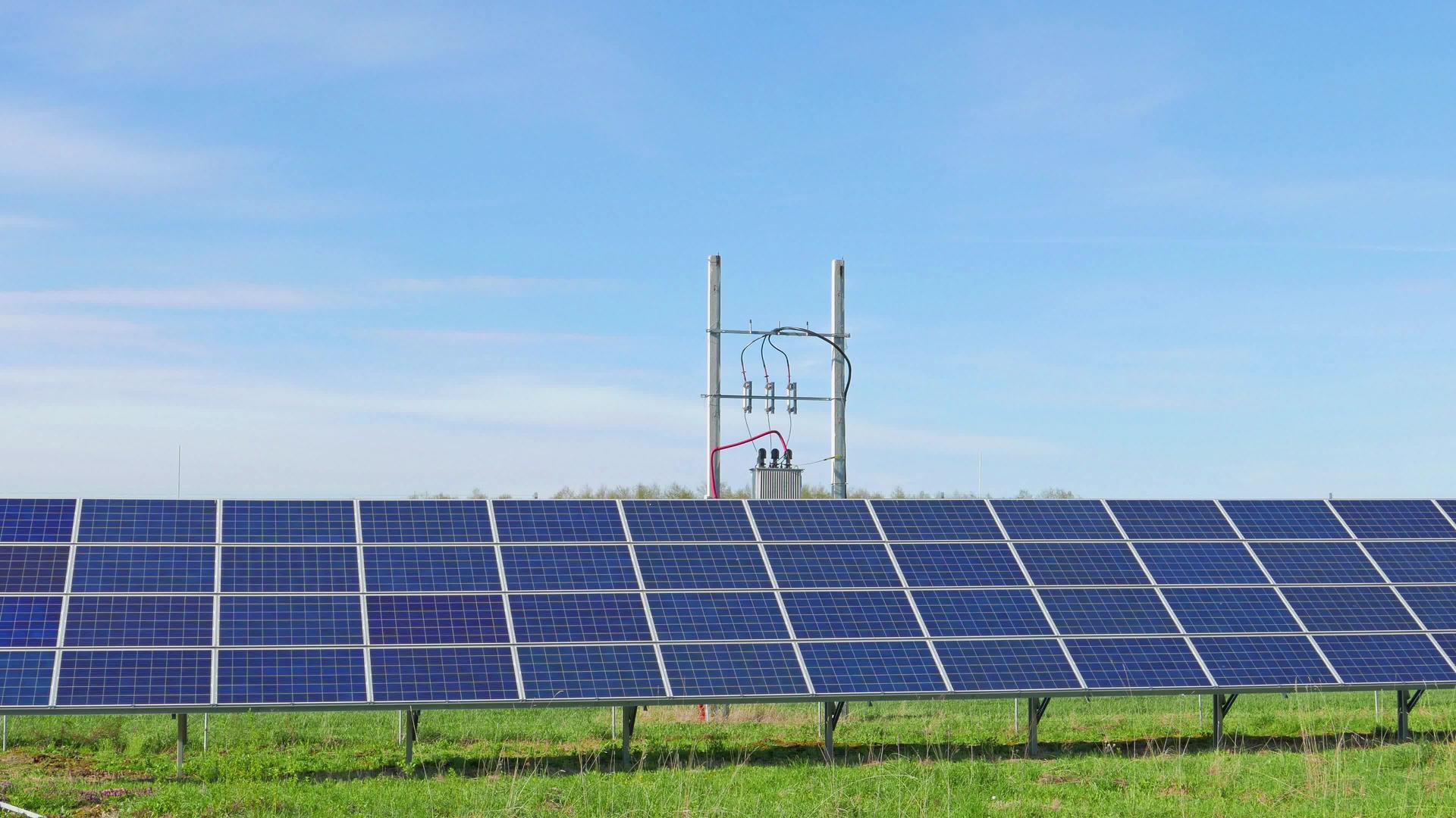 太阳能电池板和乡村景观视频的预览图