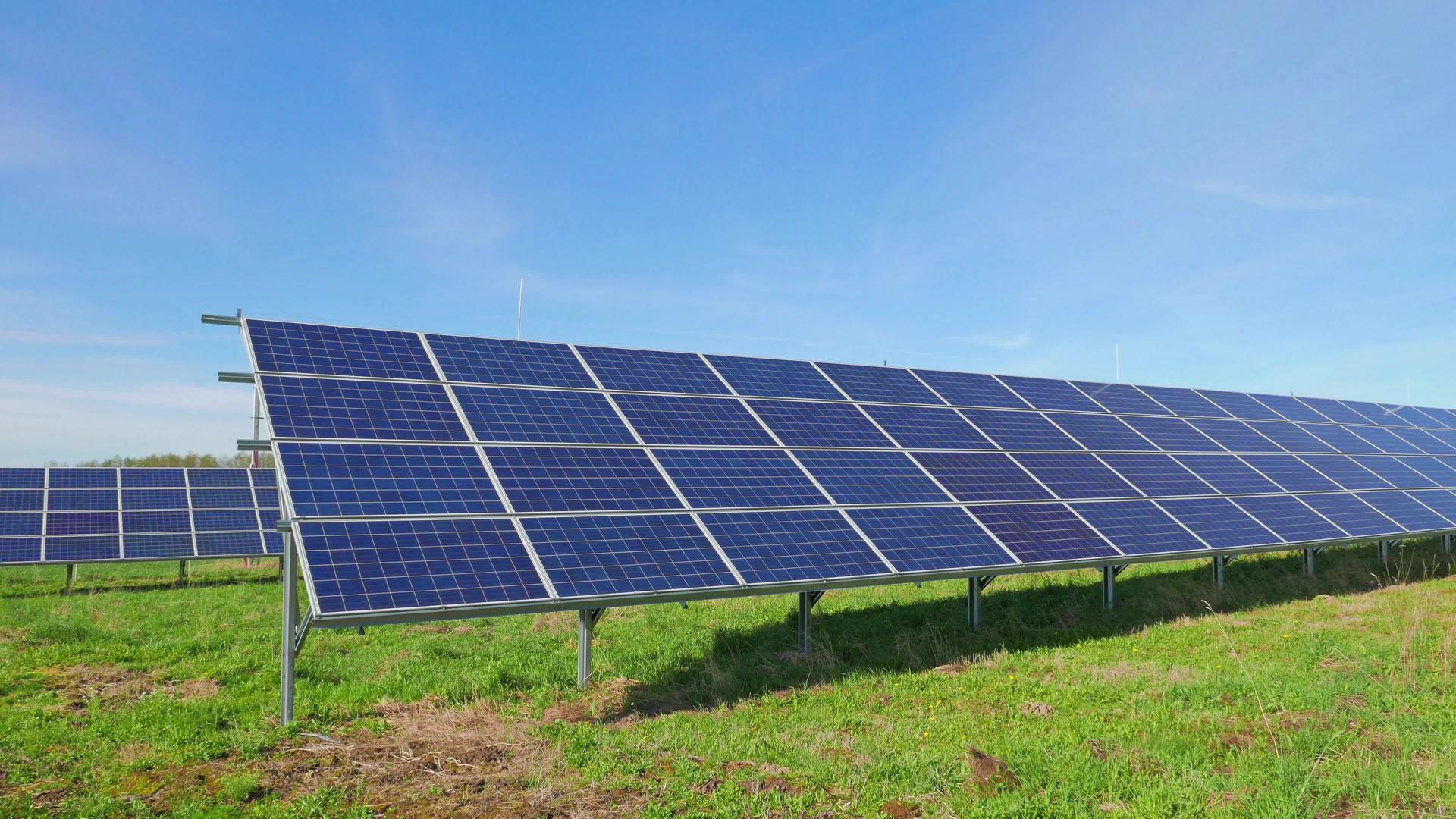 太阳能电池板和乡村景观视频的预览图