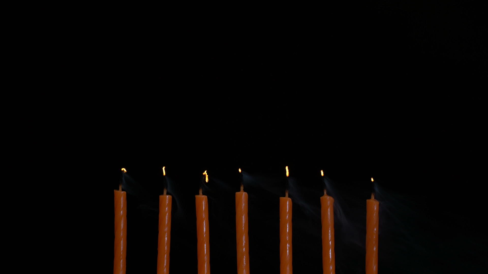 彩色燃烧蜡烛4黑色背景k视频视频的预览图