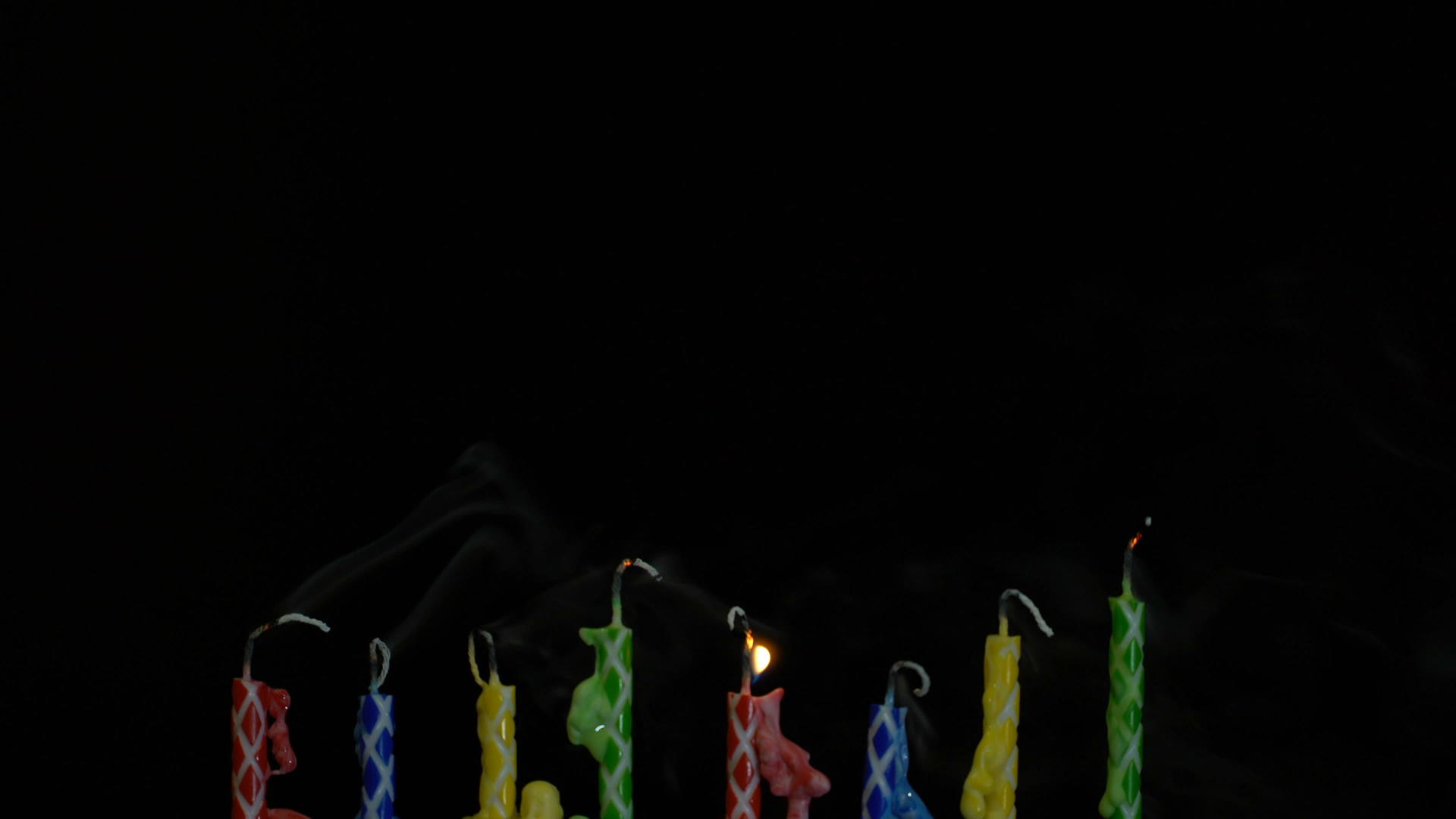 彩色燃烧蜡烛4黑色背景k视频视频的预览图
