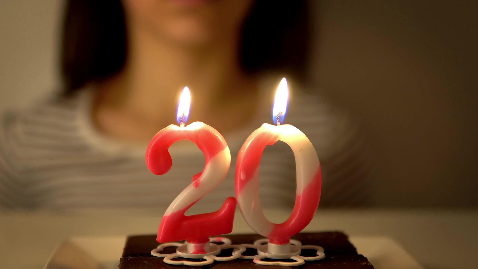 女孩在蛋糕上吹出20岁生日蜡烛视频的预览图