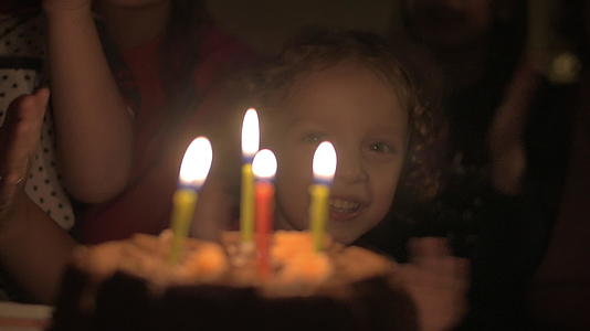 孩子们在生日蛋糕上吹蜡烛视频的预览图
