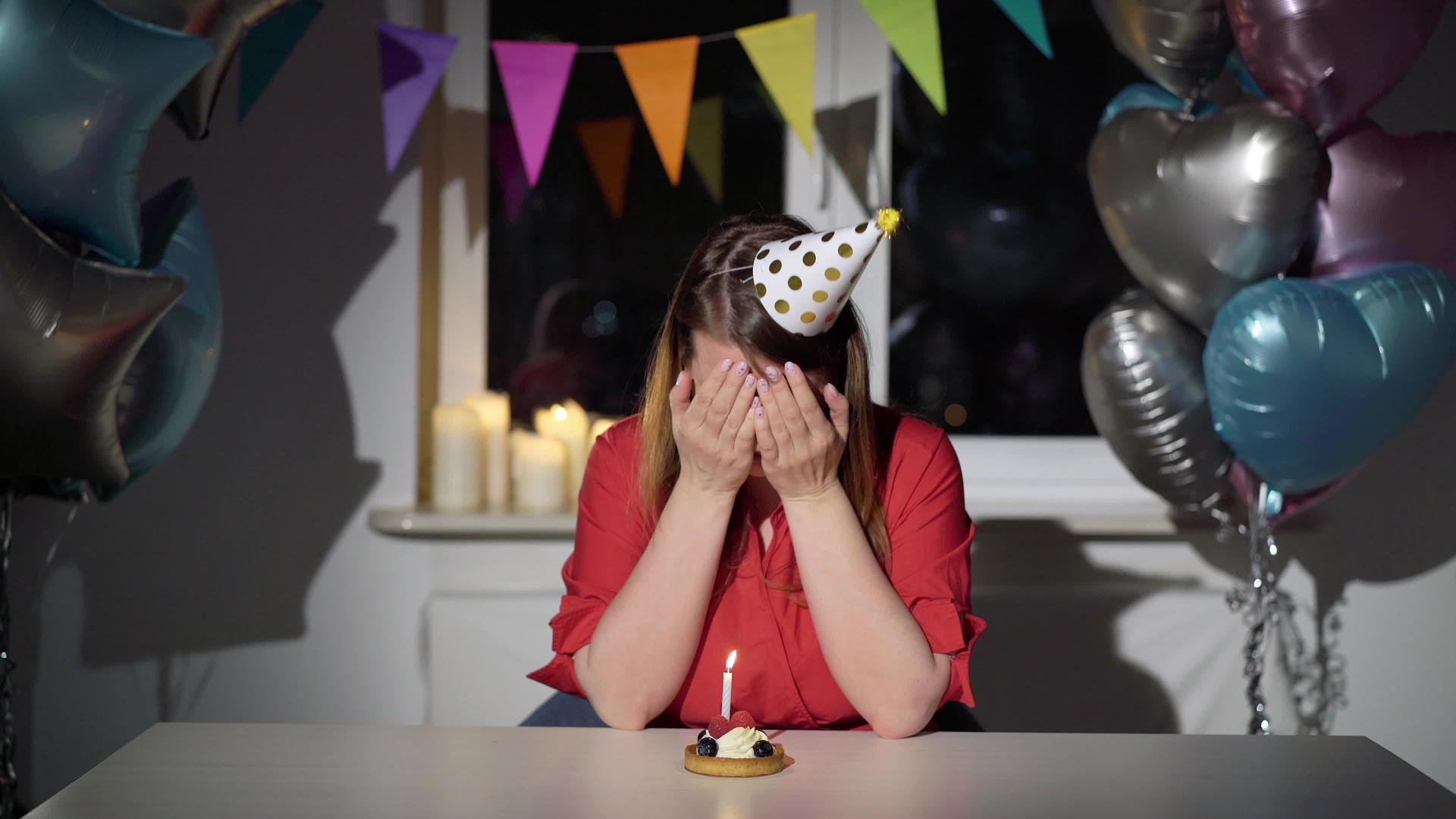 独自在生日聚会上哭泣的年轻女孩孤独悲伤的女孩视频的预览图