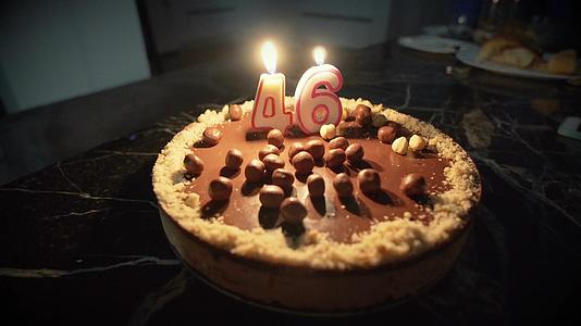 生日蛋糕上的生日蜡烛视频的预览图