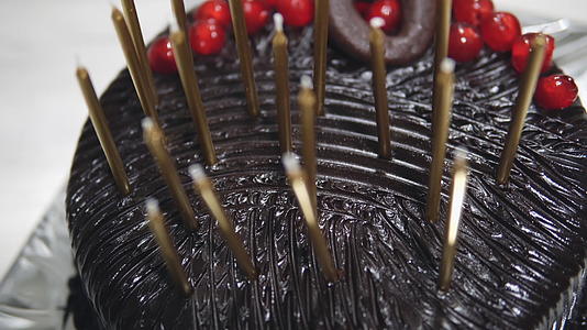 巧克力生日蛋糕和蜡烛视频的预览图
