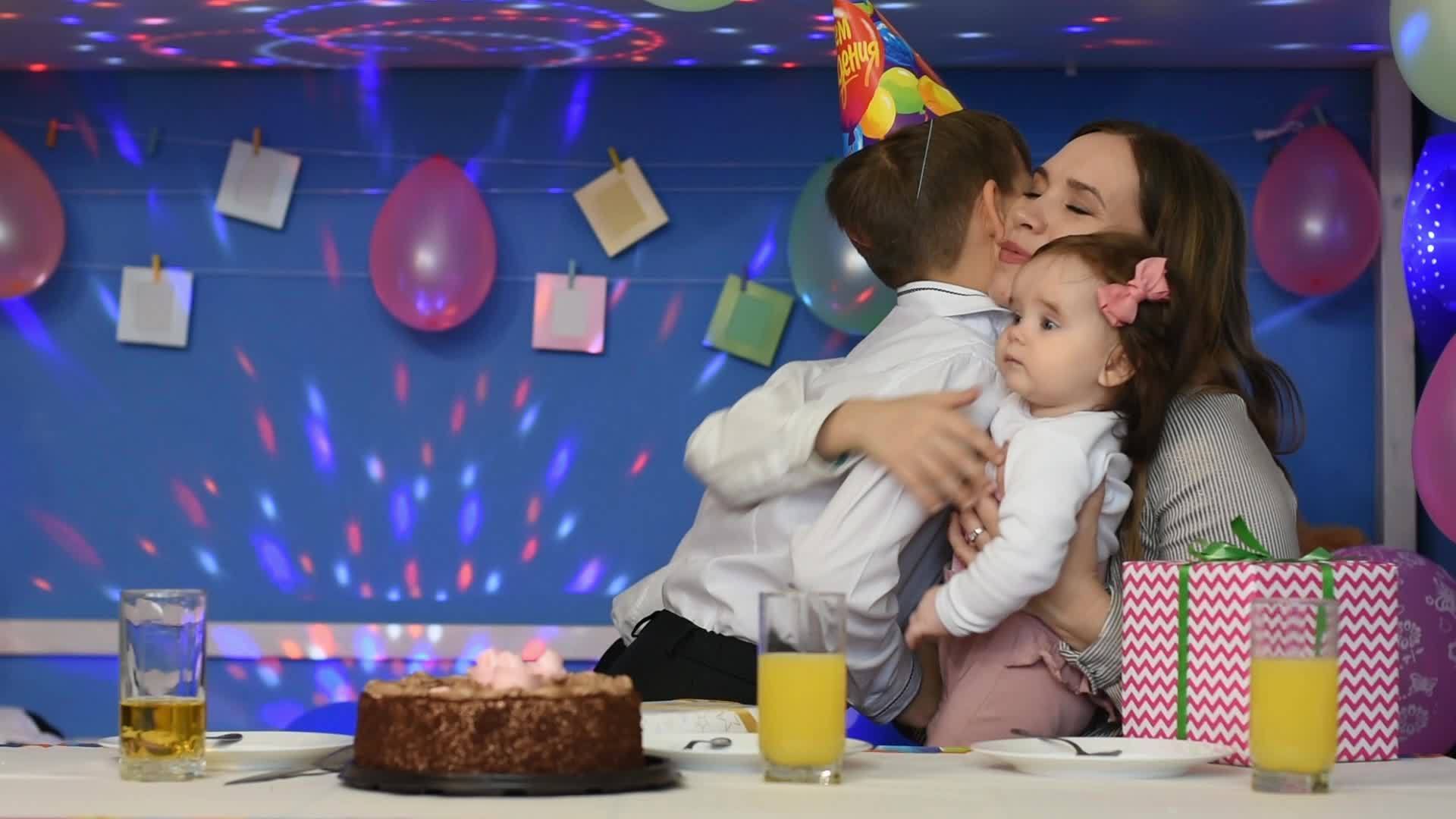 两个兄弟和两个兄弟祝妈妈生日快乐亲吻脸颊视频的预览图