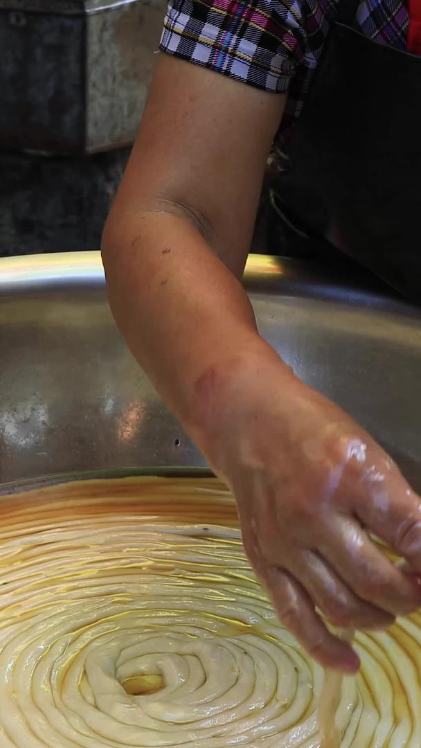 拍摄民间美食芋头的制作工艺集合视频的预览图