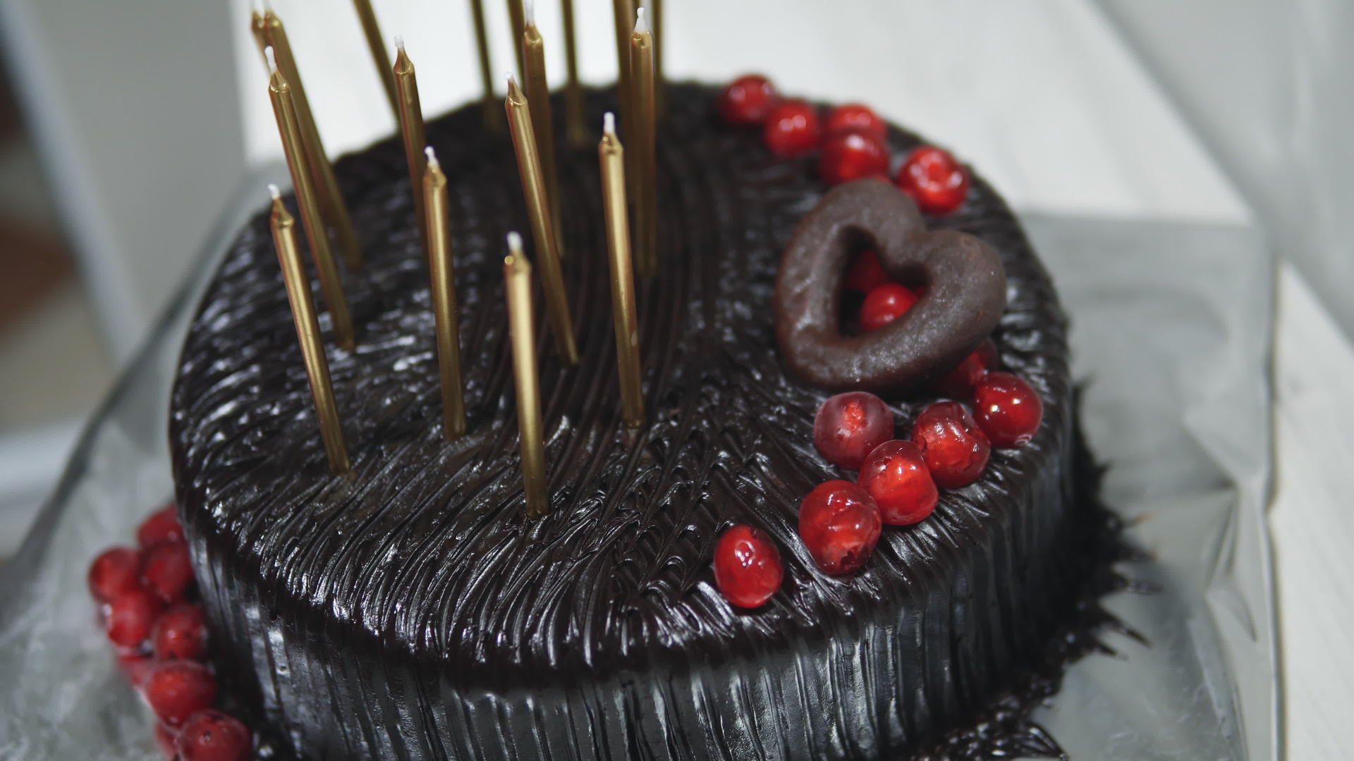 巧克力蛋糕装饰黑莓、花果和蜡烛视频的预览图