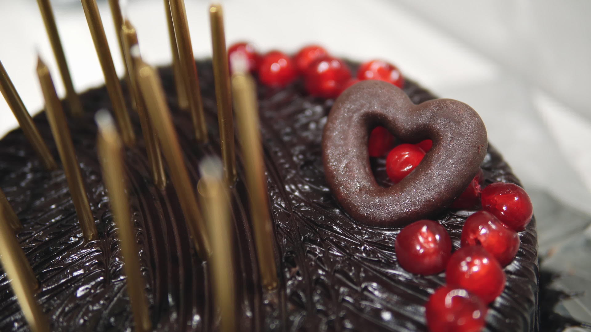 生日快乐巧克力蛋糕和彩色金蜡烛视频的预览图
