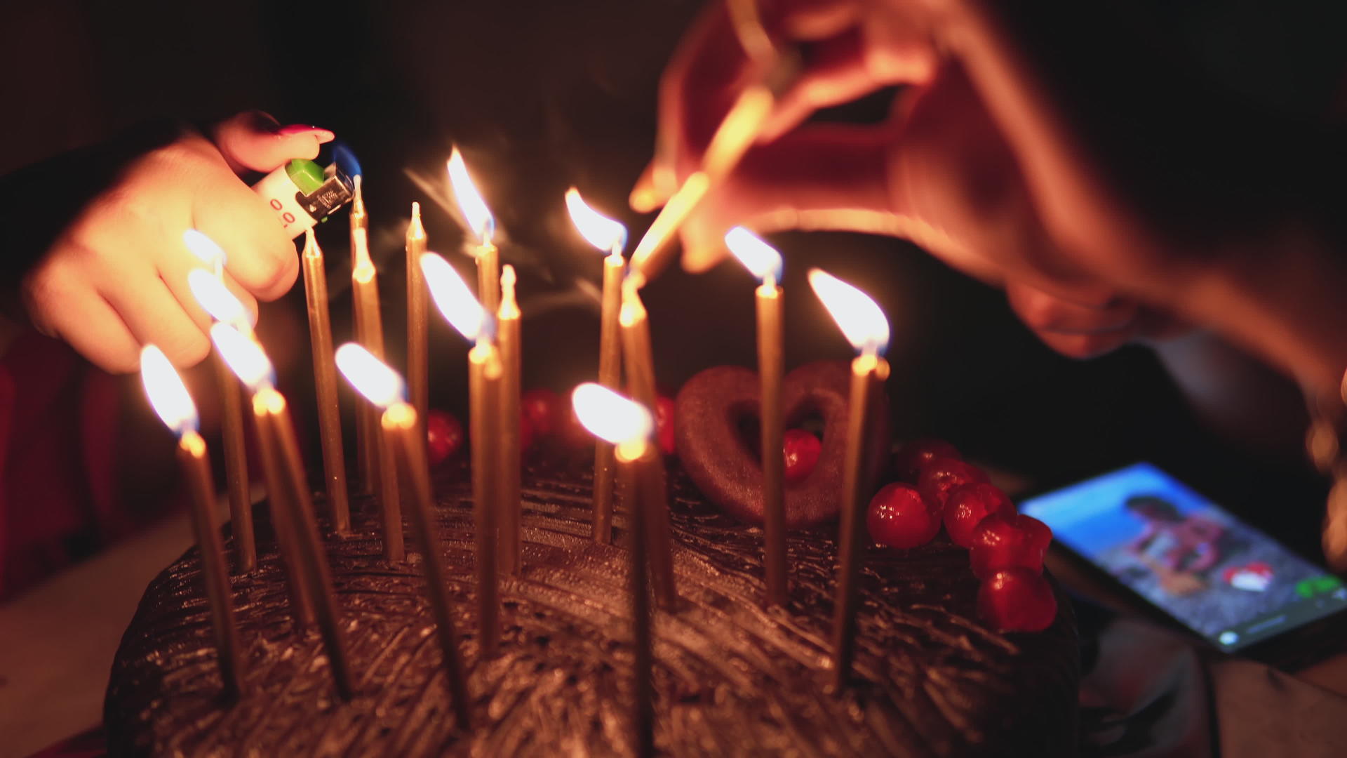 生日蛋糕和蜡烛被关在派对蛋糕上女人们燃烧着生日蜡烛视频的预览图