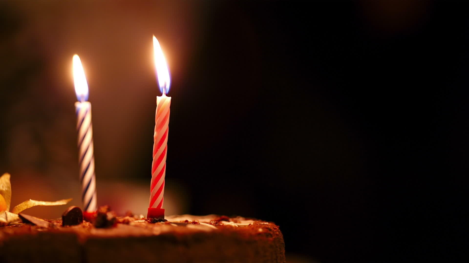 生日蛋糕上的蜡烛视频的预览图