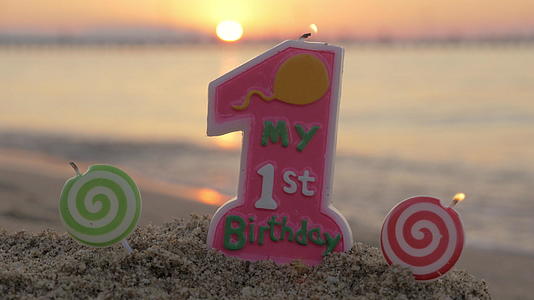 一岁生日蜡烛在海滩上视频的预览图