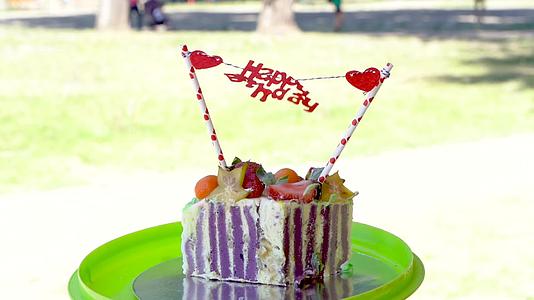 一块生日蛋糕和快乐的生日信息视频的预览图