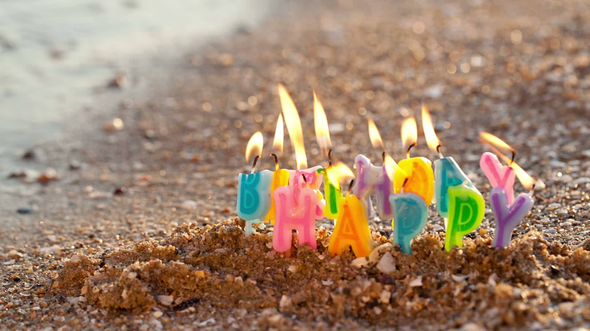 生日蜡烛在海边点燃视频的预览图