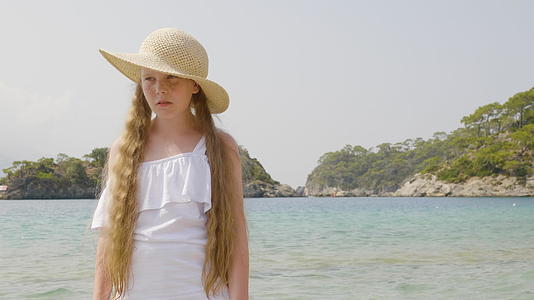 愤怒的女孩夏日帽子海自然山地背景视频的预览图