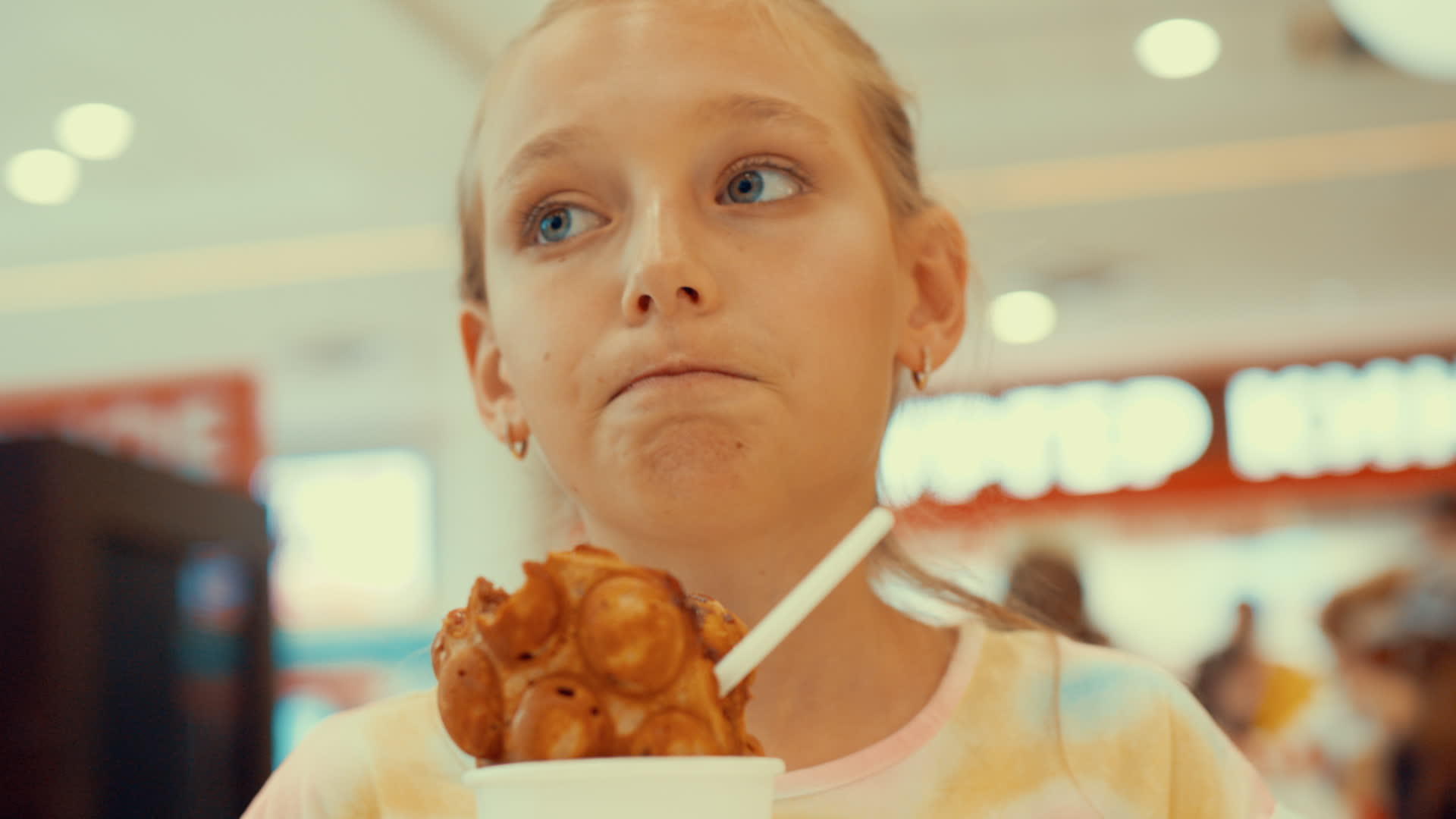 愤怒的小女孩冰淇淋谈论咖啡馆的快速肖像视频的预览图
