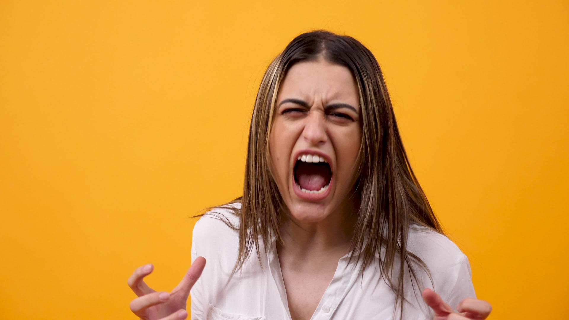 愤怒和不快乐的女人在镜头前尖叫的近距离肖像视频的预览图