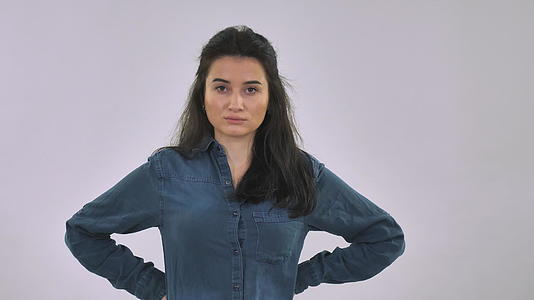 愤怒的女性肖像视频的预览图