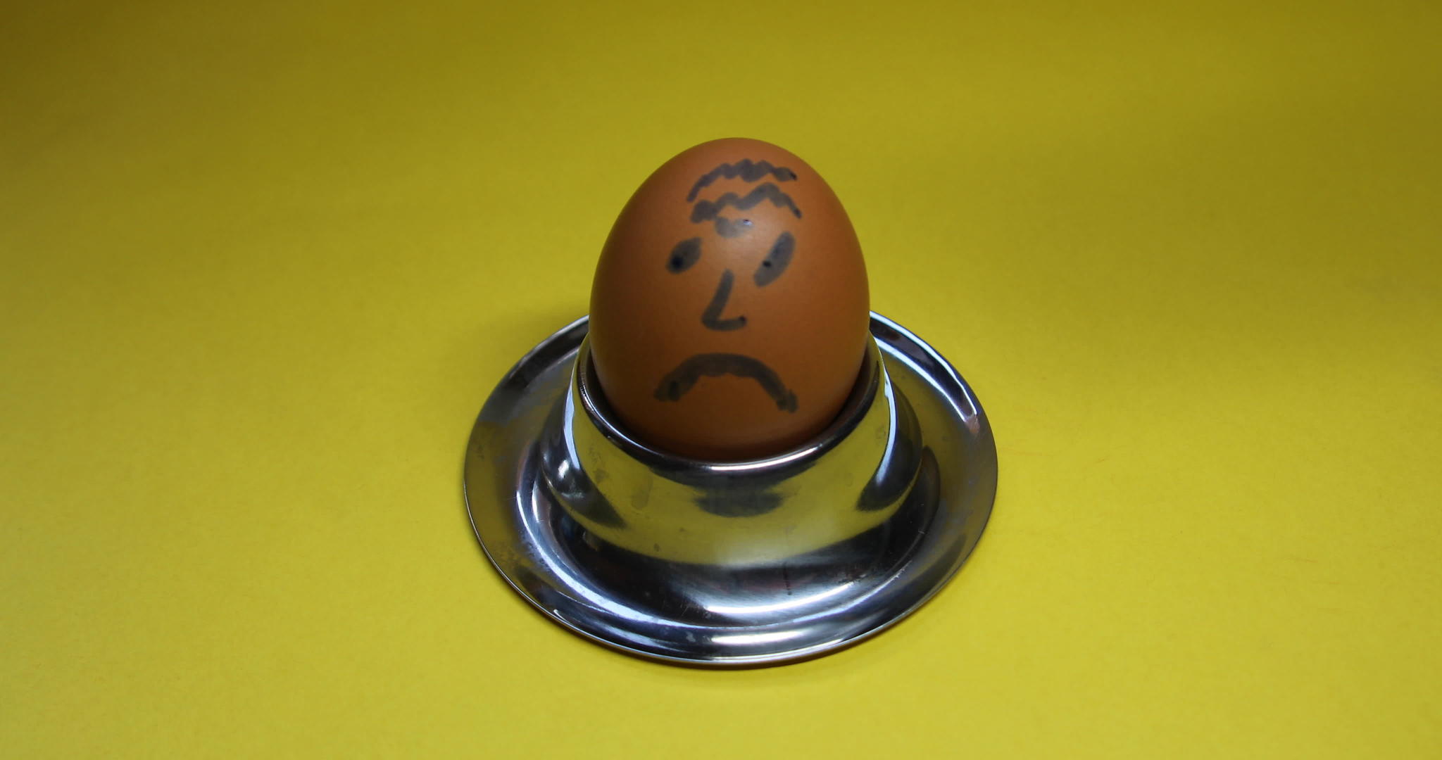 鸡蛋有一张悲伤的脸头痛因为它是破裂的视频的预览图