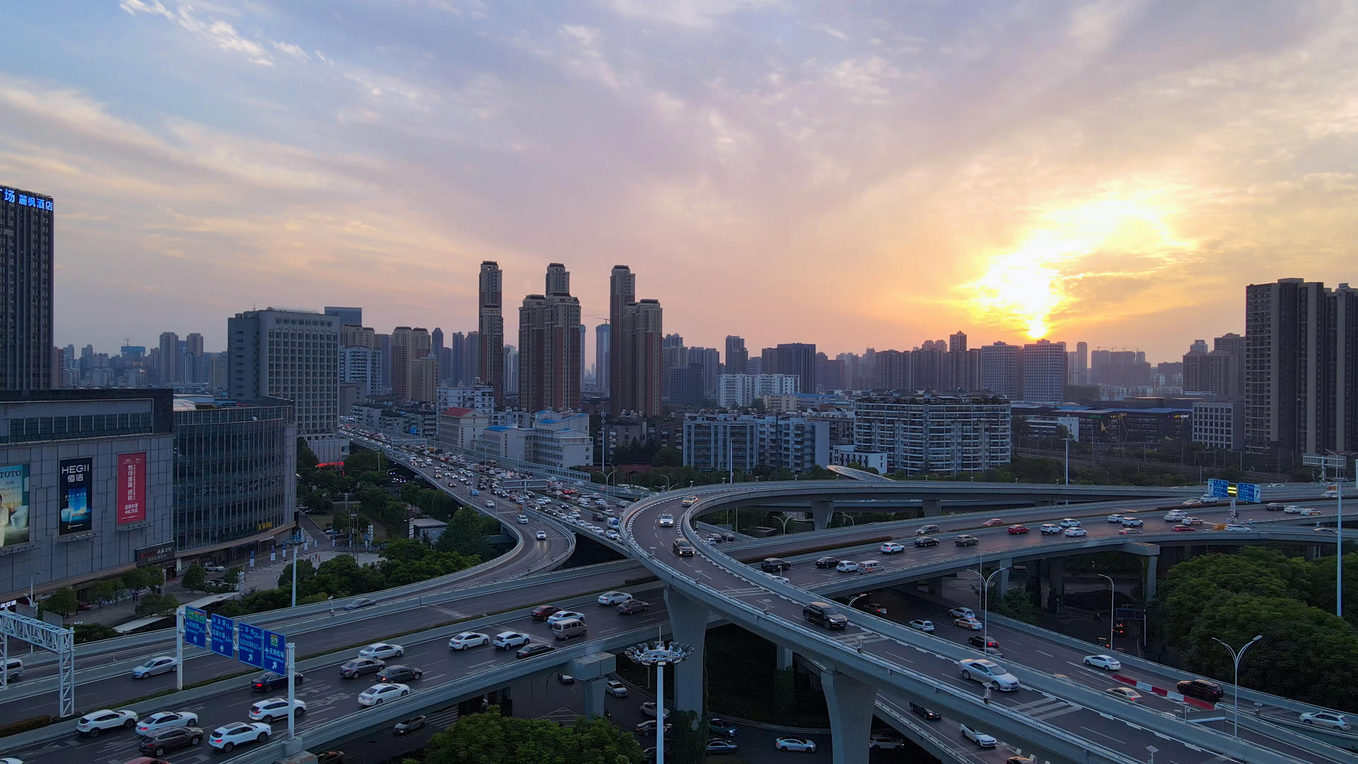 航拍风光城市夕阳晚霞天空立体高架交通道路堵车的车流素材视频的预览图