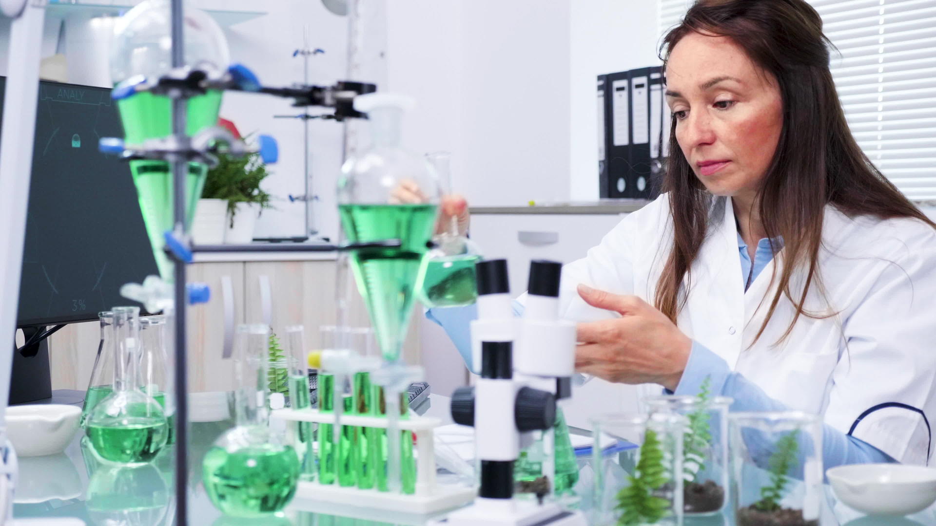 生物化学研究中心的女科学家正在检查植物测试样本视频的预览图