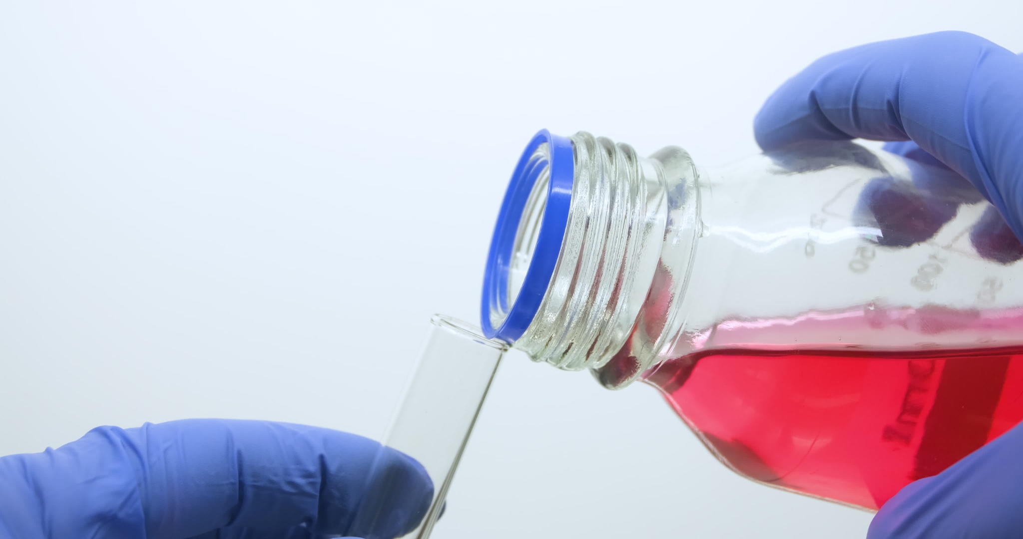 将红色液体倒入试管中从瓶子中分离出一些液体视频的预览图
